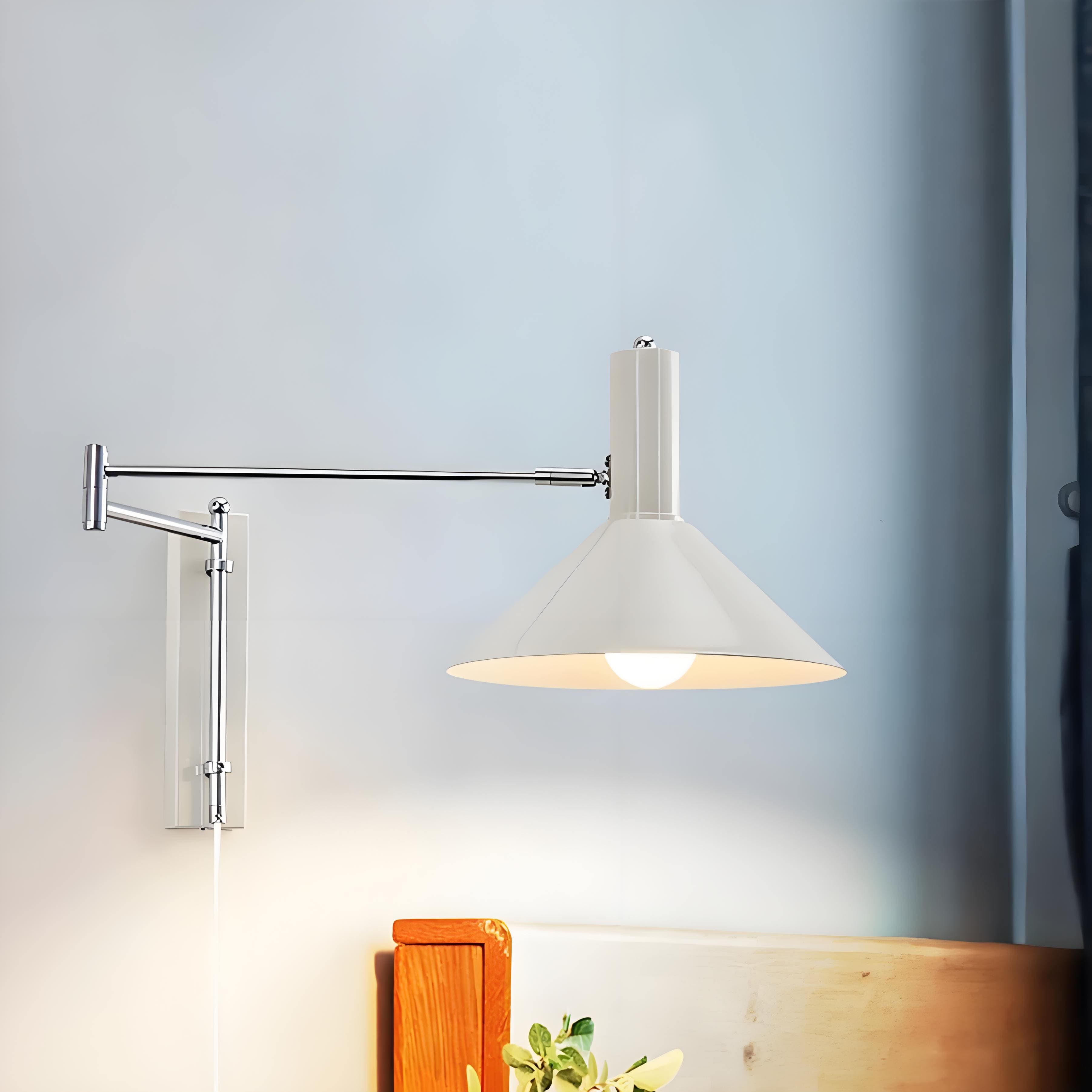 Moderne bolvormige wandlamp met chromen voet voor de slaapkamer