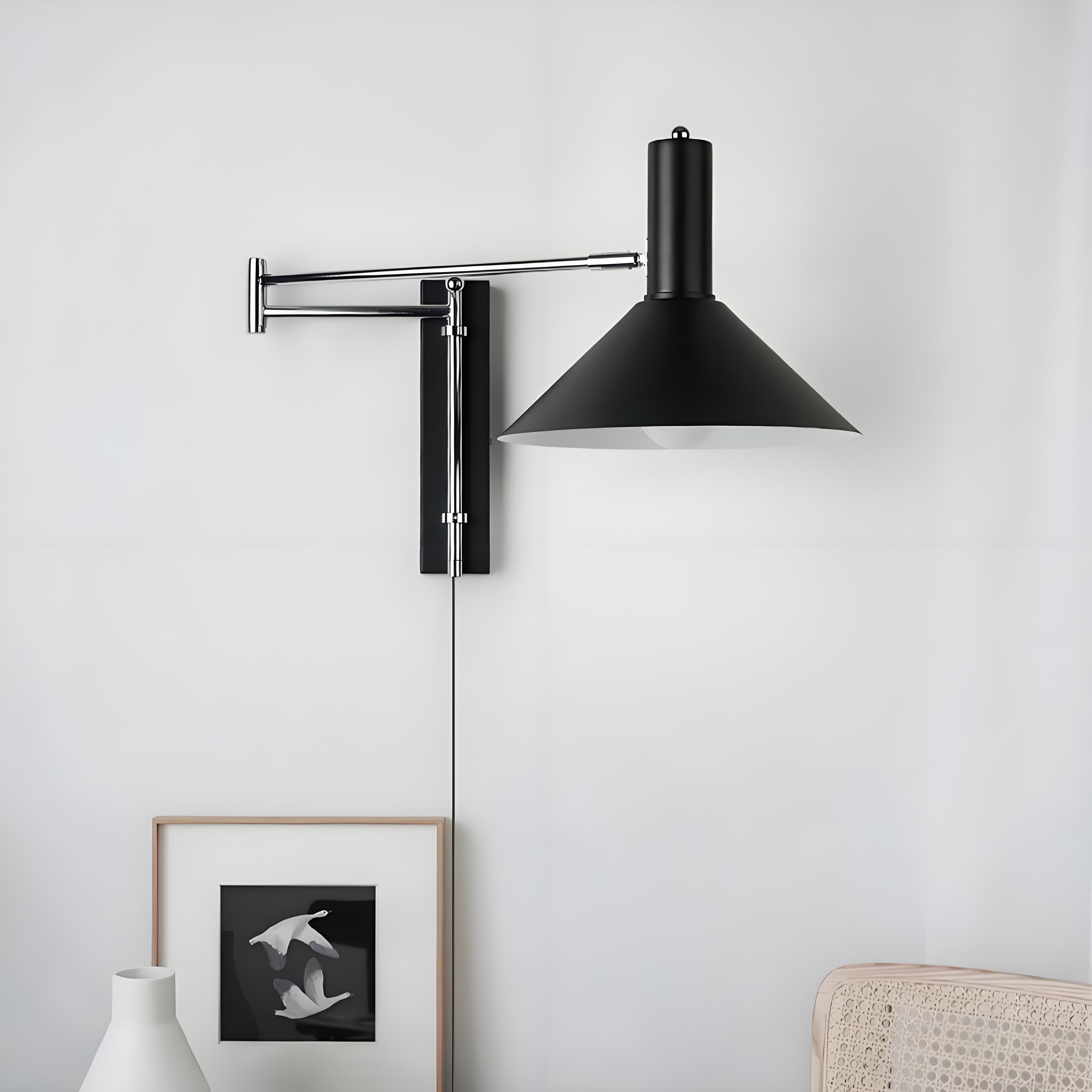 Moderne bolvormige wandlamp met chromen voet voor de slaapkamer