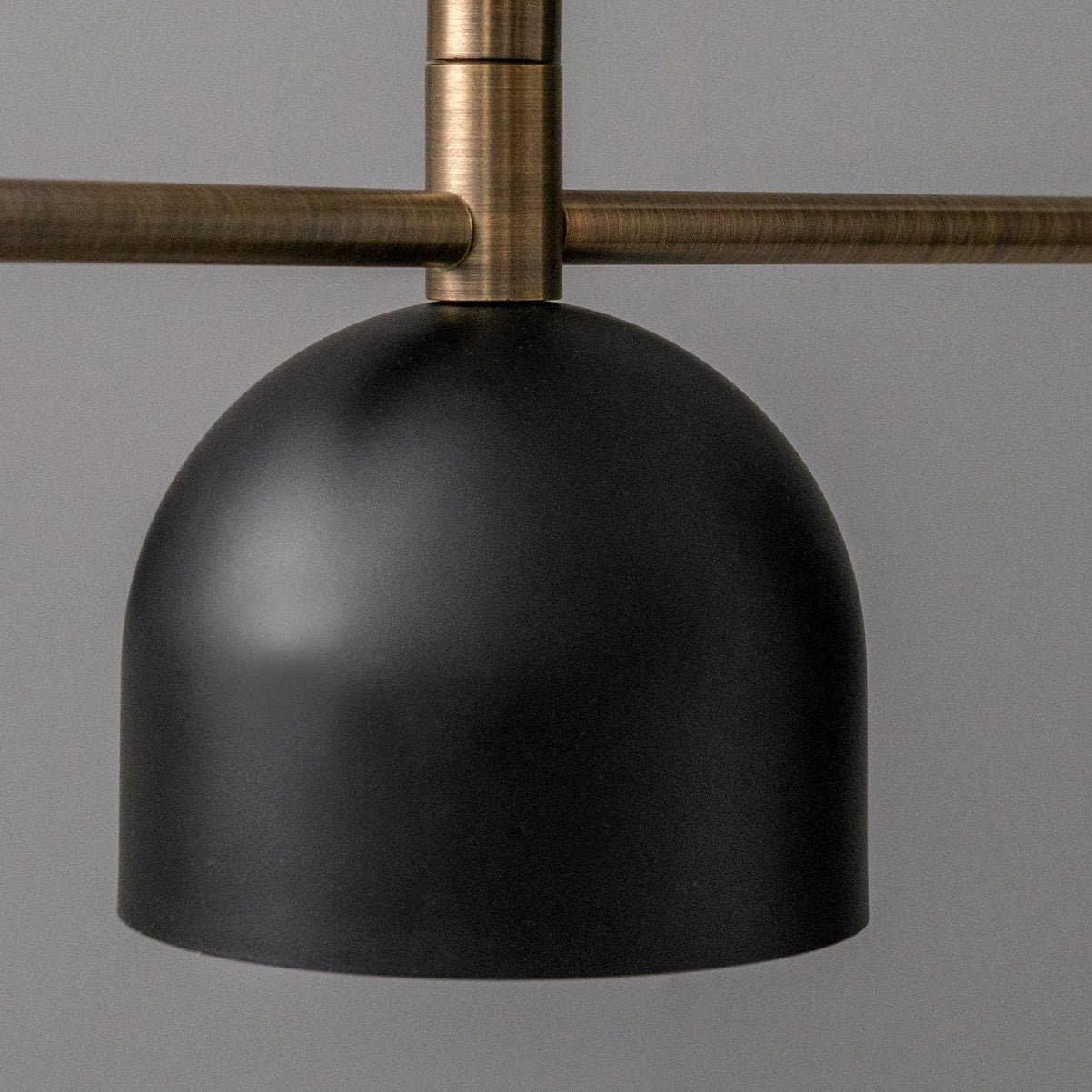 Lustre LED contemporain noir et laiton avec suspension réglable