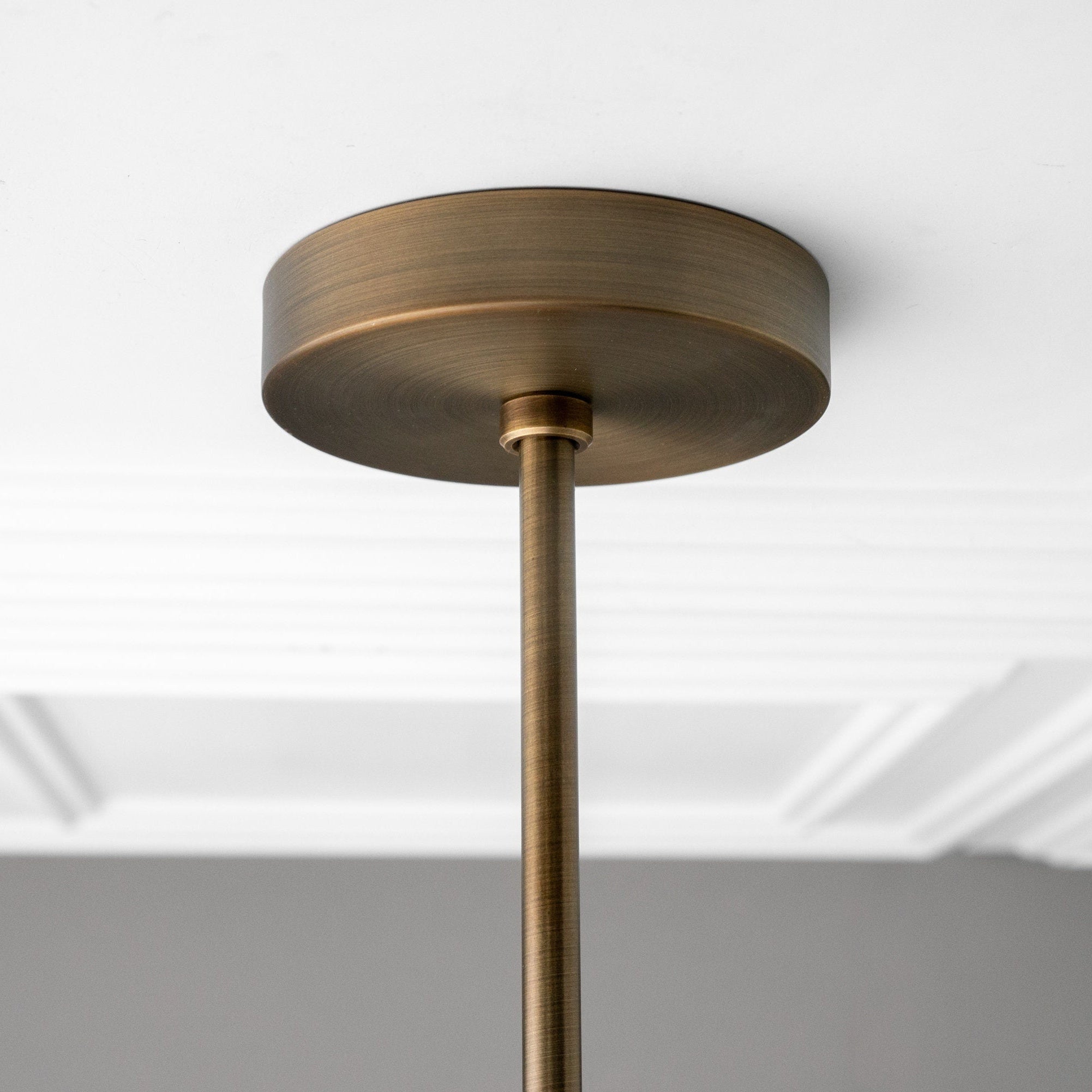 Lustre LED contemporain noir et laiton avec suspension réglable