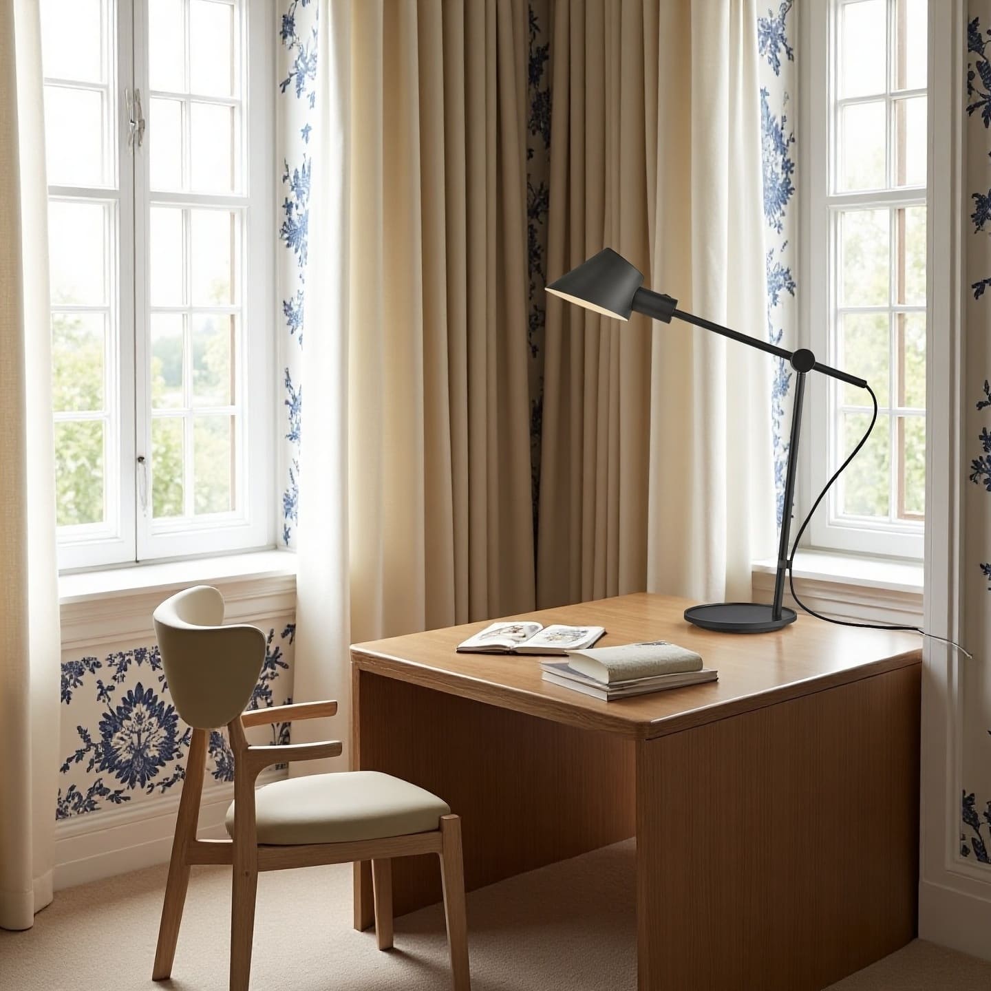 Lampe de table minimaliste noire réglable pour la maison et le bureau