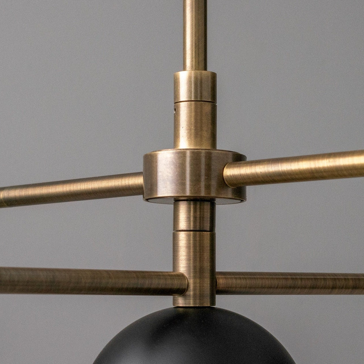 Lustre LED contemporain noir et laiton avec suspension réglable