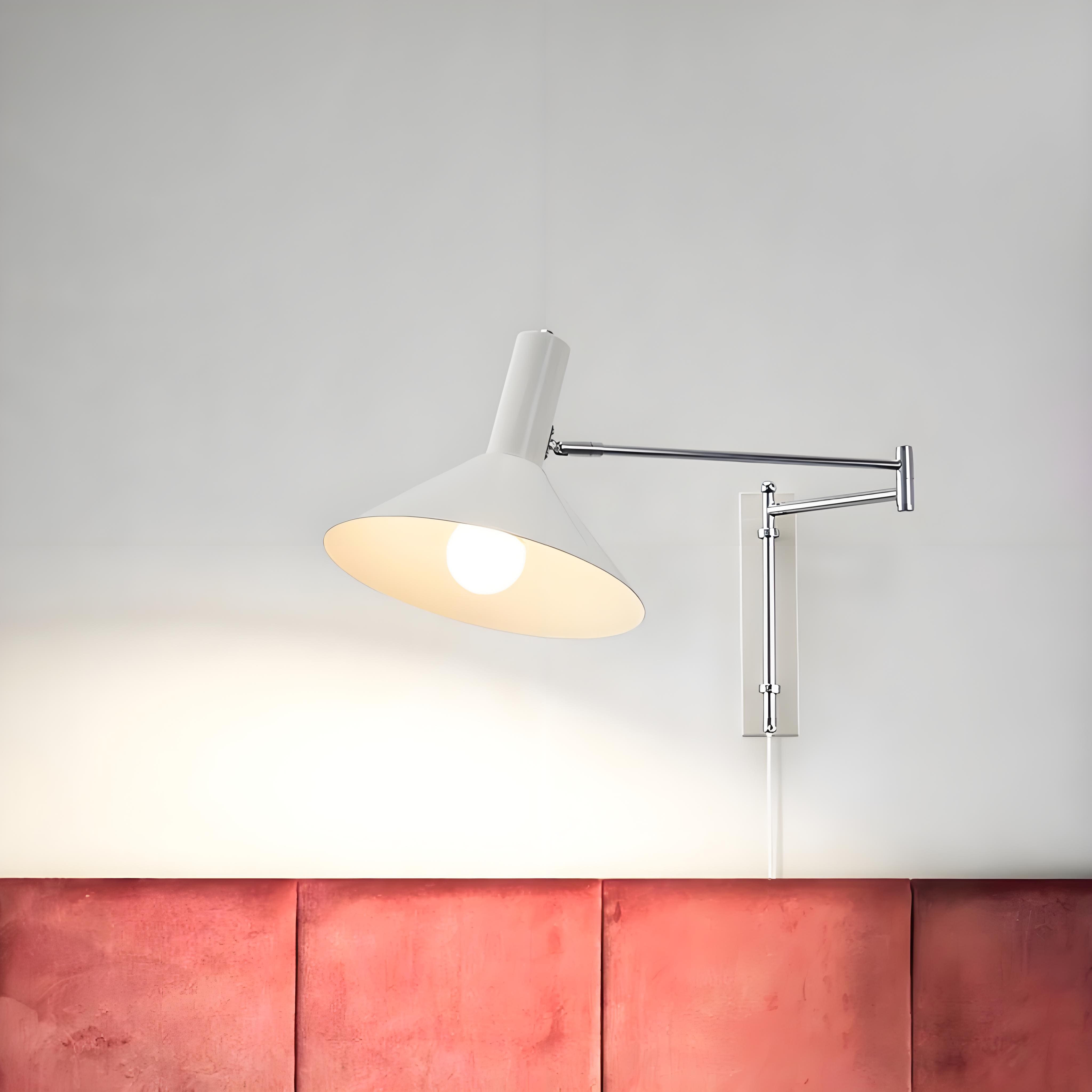 Moderne bolvormige wandlamp met chromen voet voor de slaapkamer