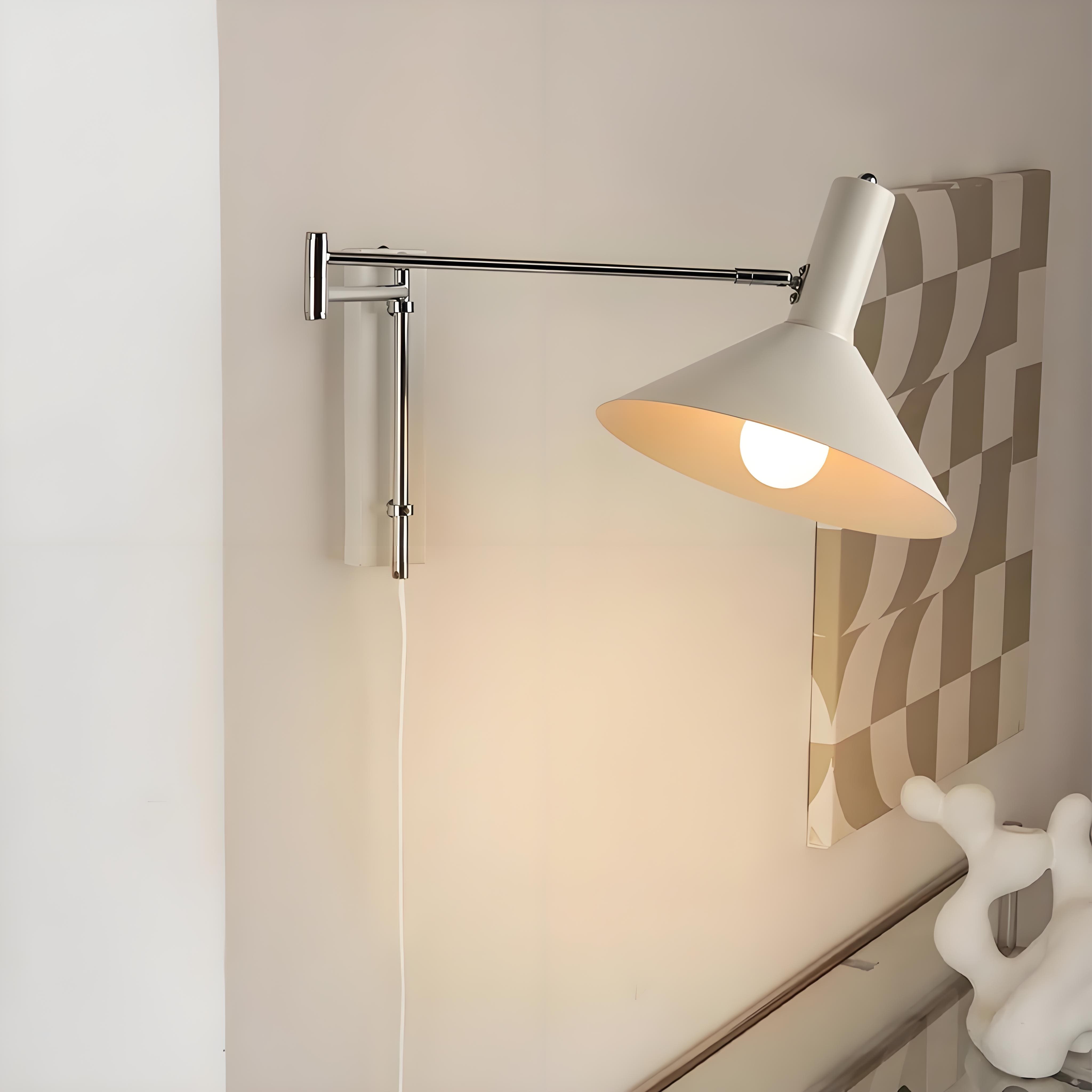 Moderne bolvormige wandlamp met chromen voet voor de slaapkamer