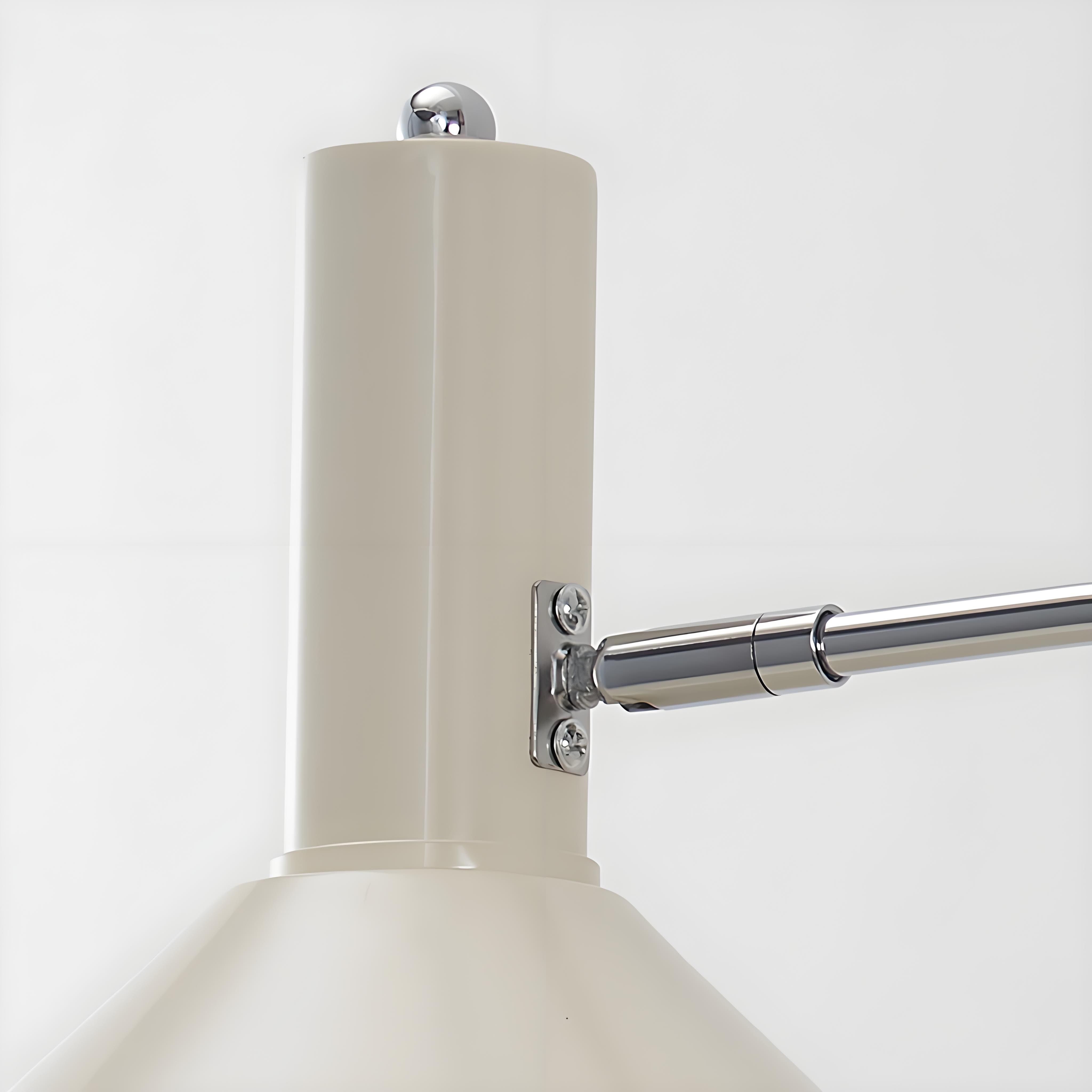 Moderne bolvormige wandlamp met chromen voet voor de slaapkamer