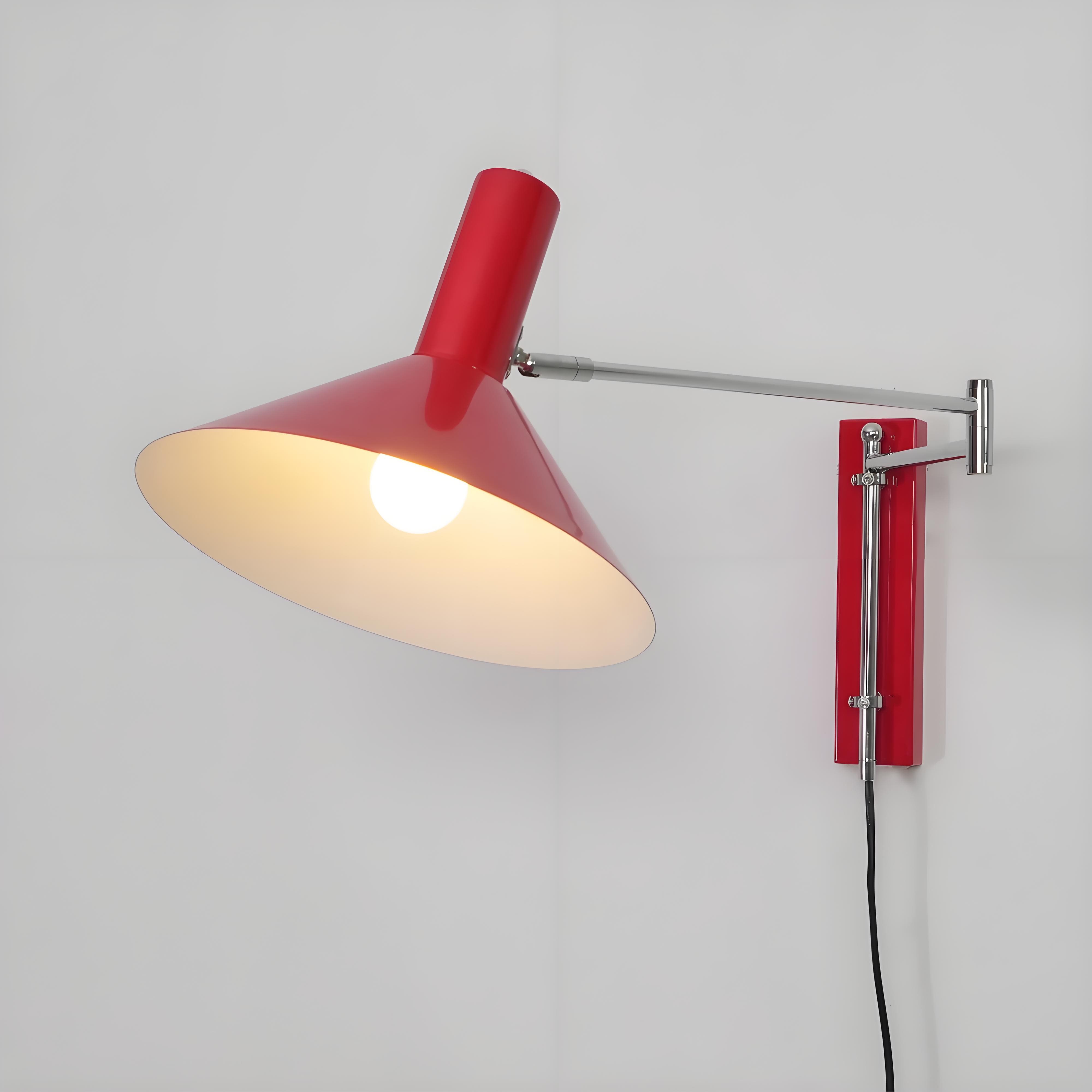 Moderne bolvormige wandlamp met chromen voet voor de slaapkamer