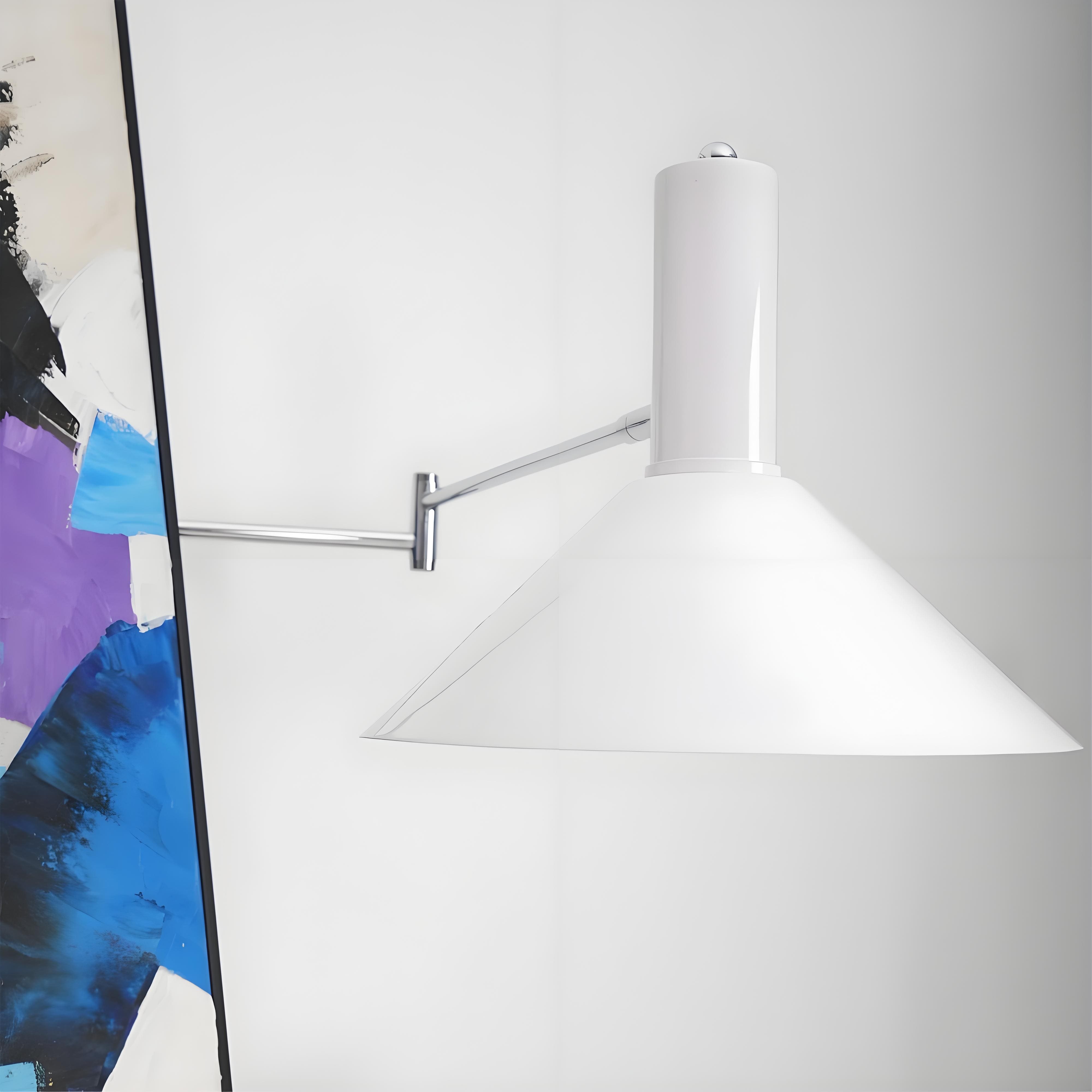 Moderne bolvormige wandlamp met chromen voet voor de slaapkamer