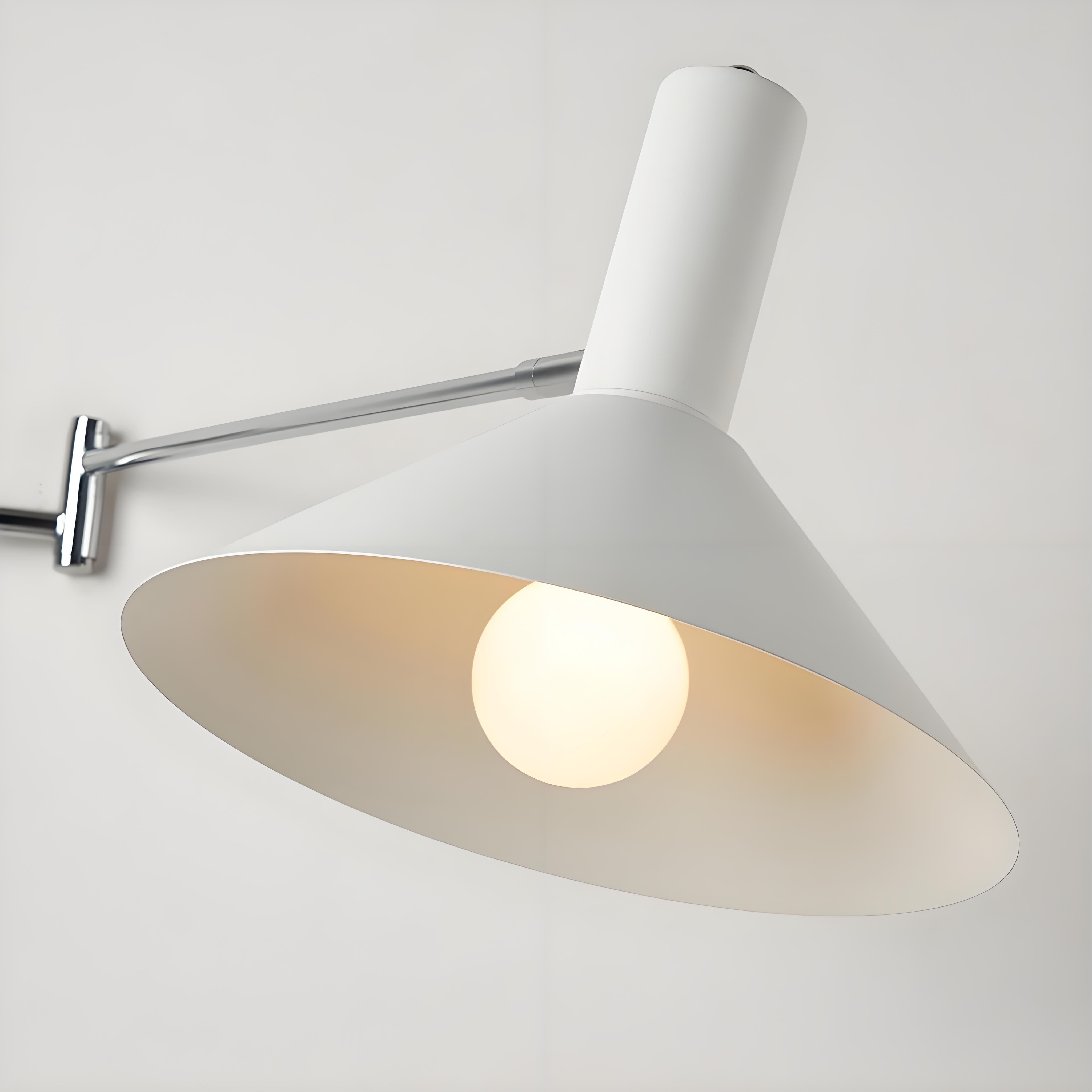 Moderne bolvormige wandlamp met chromen voet voor de slaapkamer