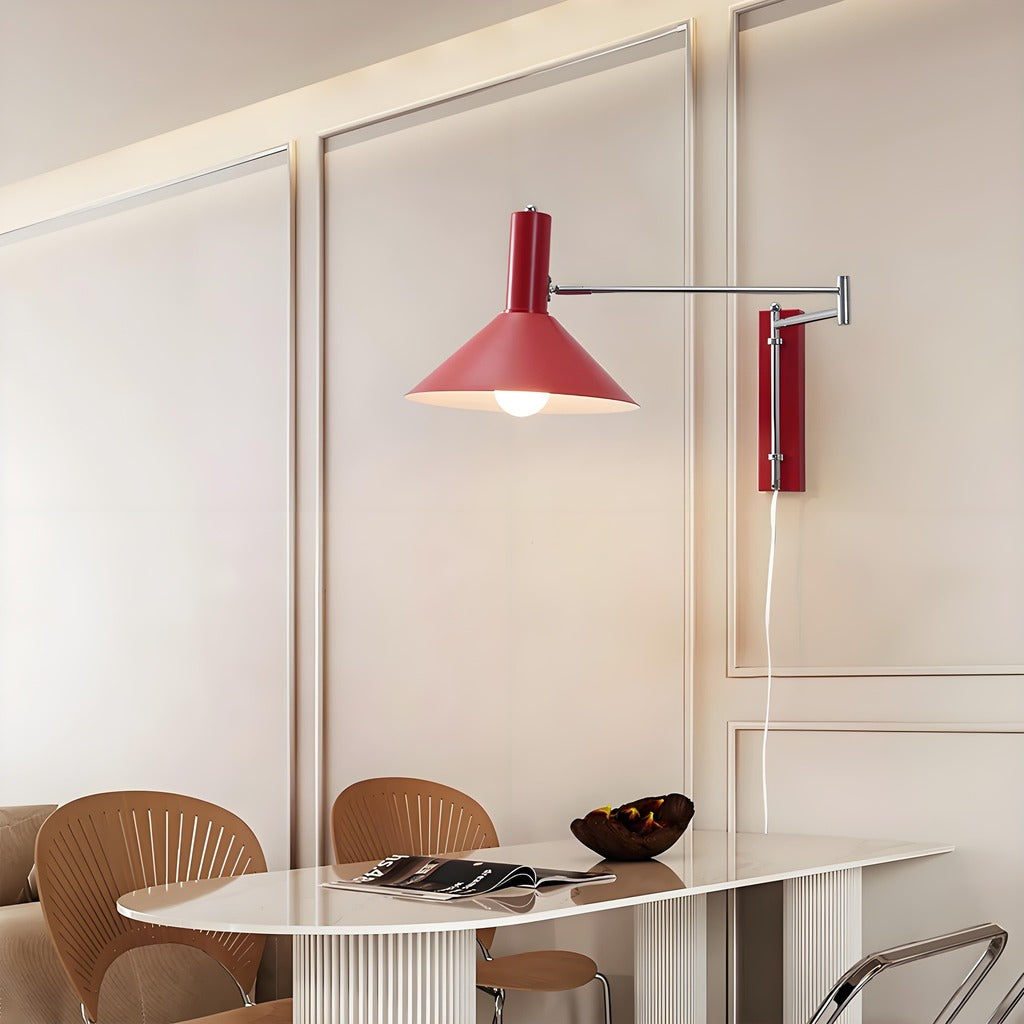 Moderne bolvormige wandlamp met chromen voet voor de slaapkamer