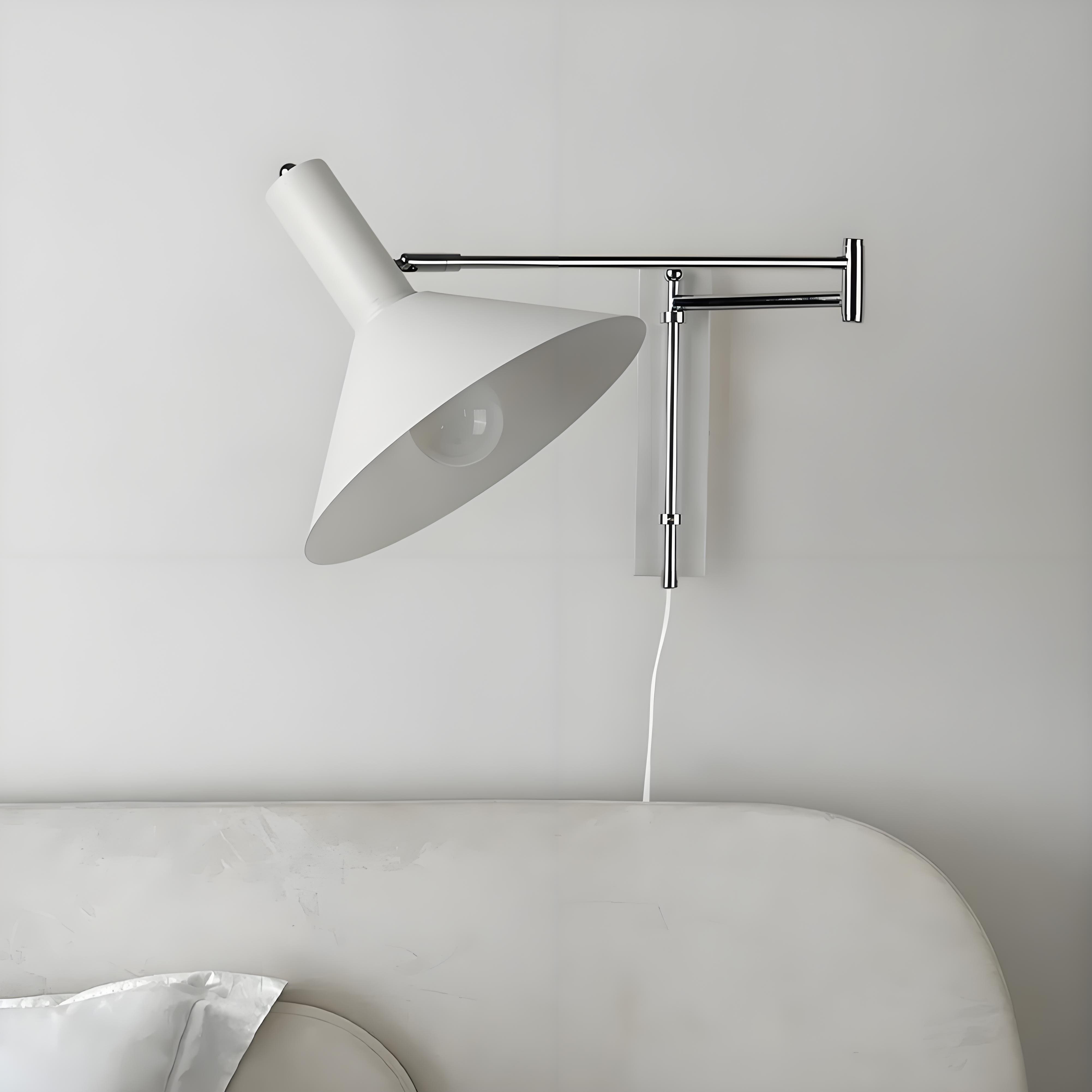 Moderne bolvormige wandlamp met chromen voet voor de slaapkamer