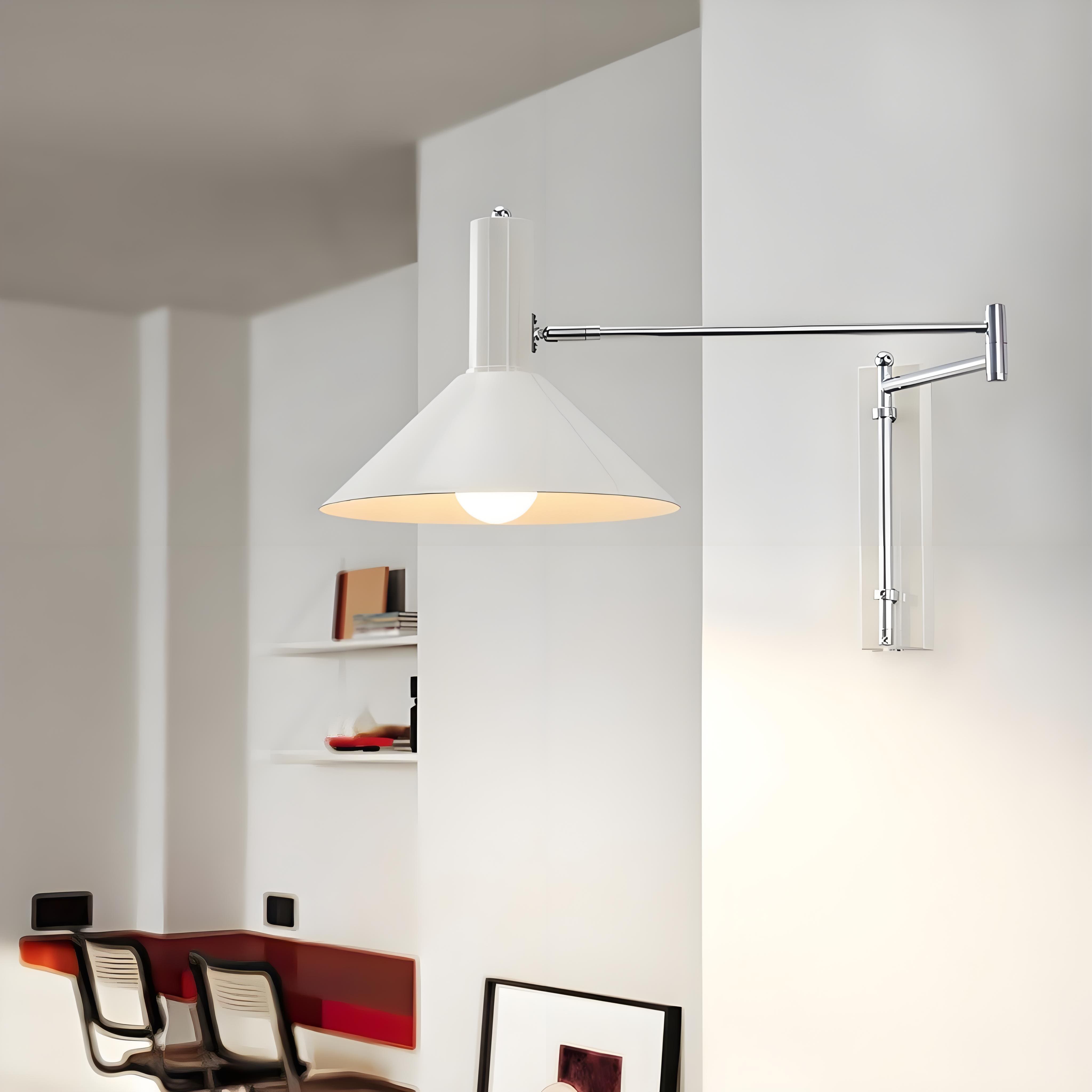 Moderne bolvormige wandlamp met chromen voet voor de slaapkamer