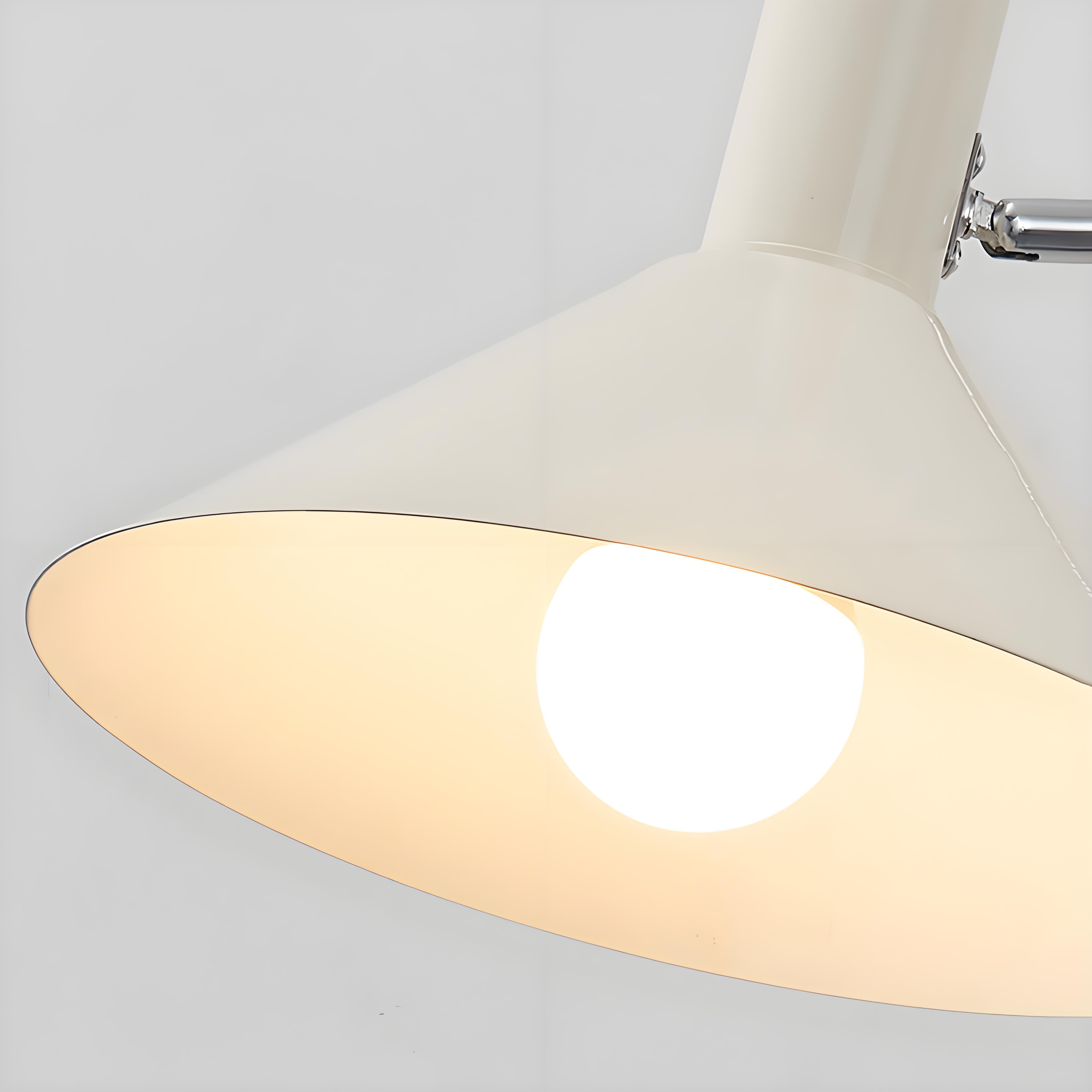 Moderne bolvormige wandlamp met chromen voet voor de slaapkamer