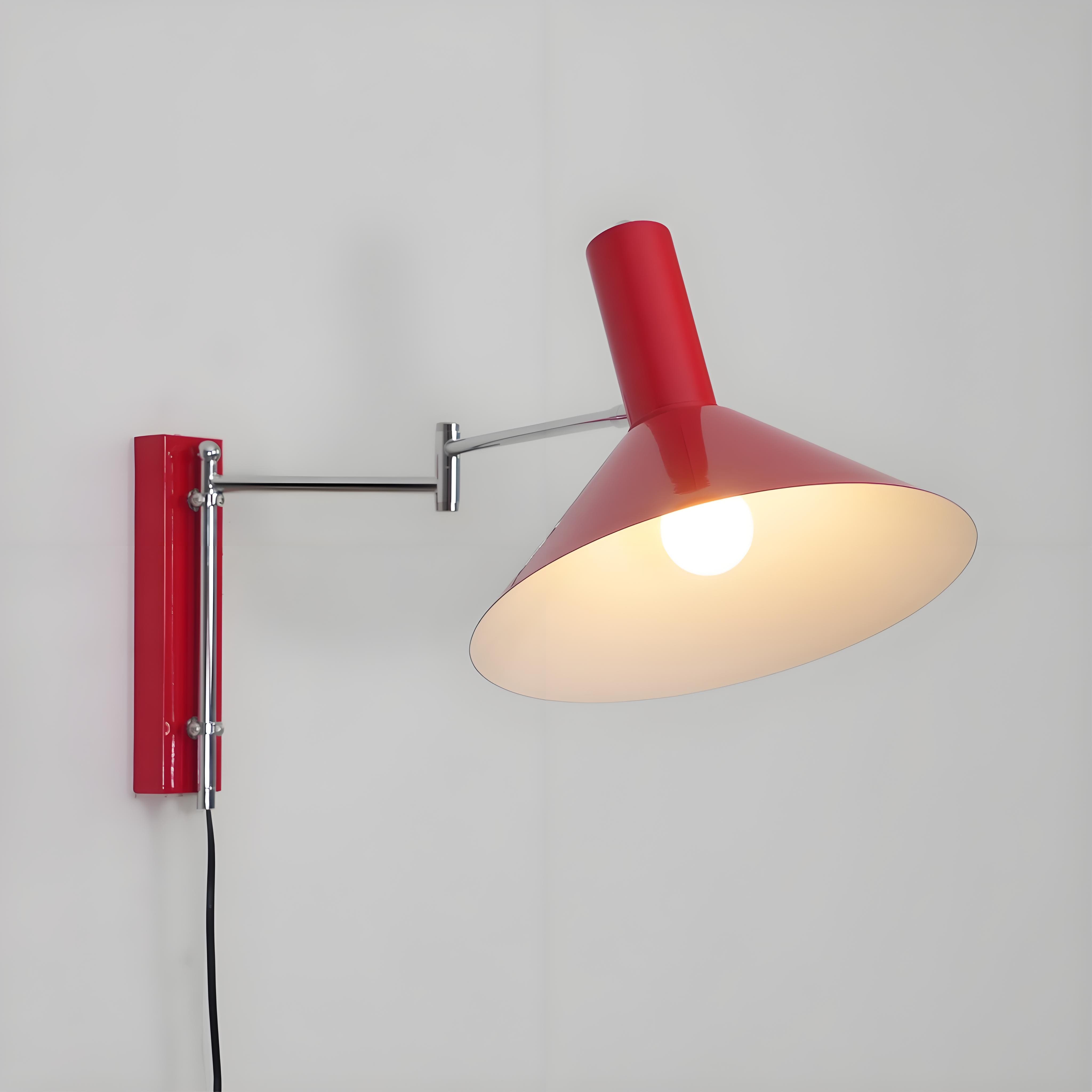 Moderne bolvormige wandlamp met chromen voet voor de slaapkamer
