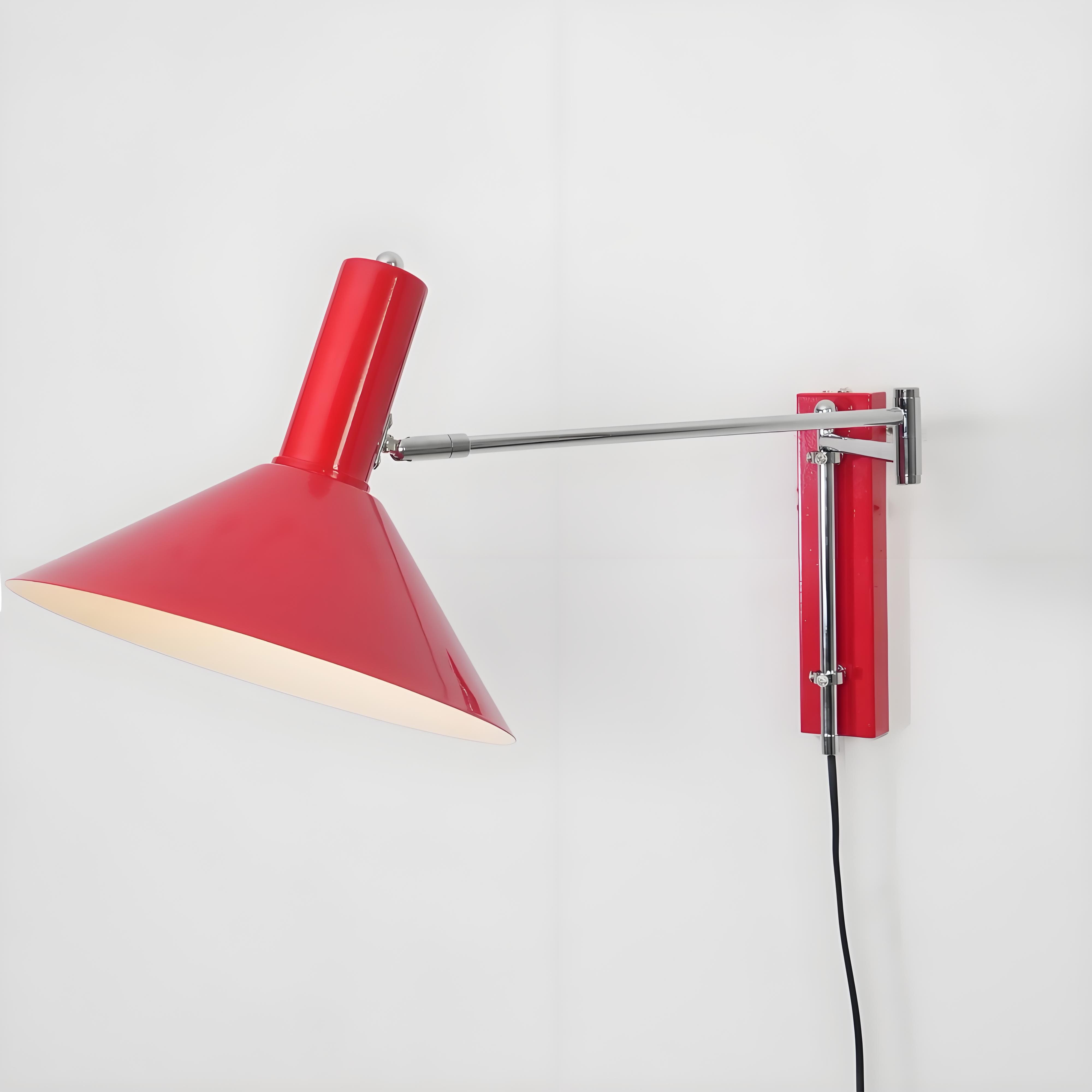 Moderne bolvormige wandlamp met chromen voet voor de slaapkamer
