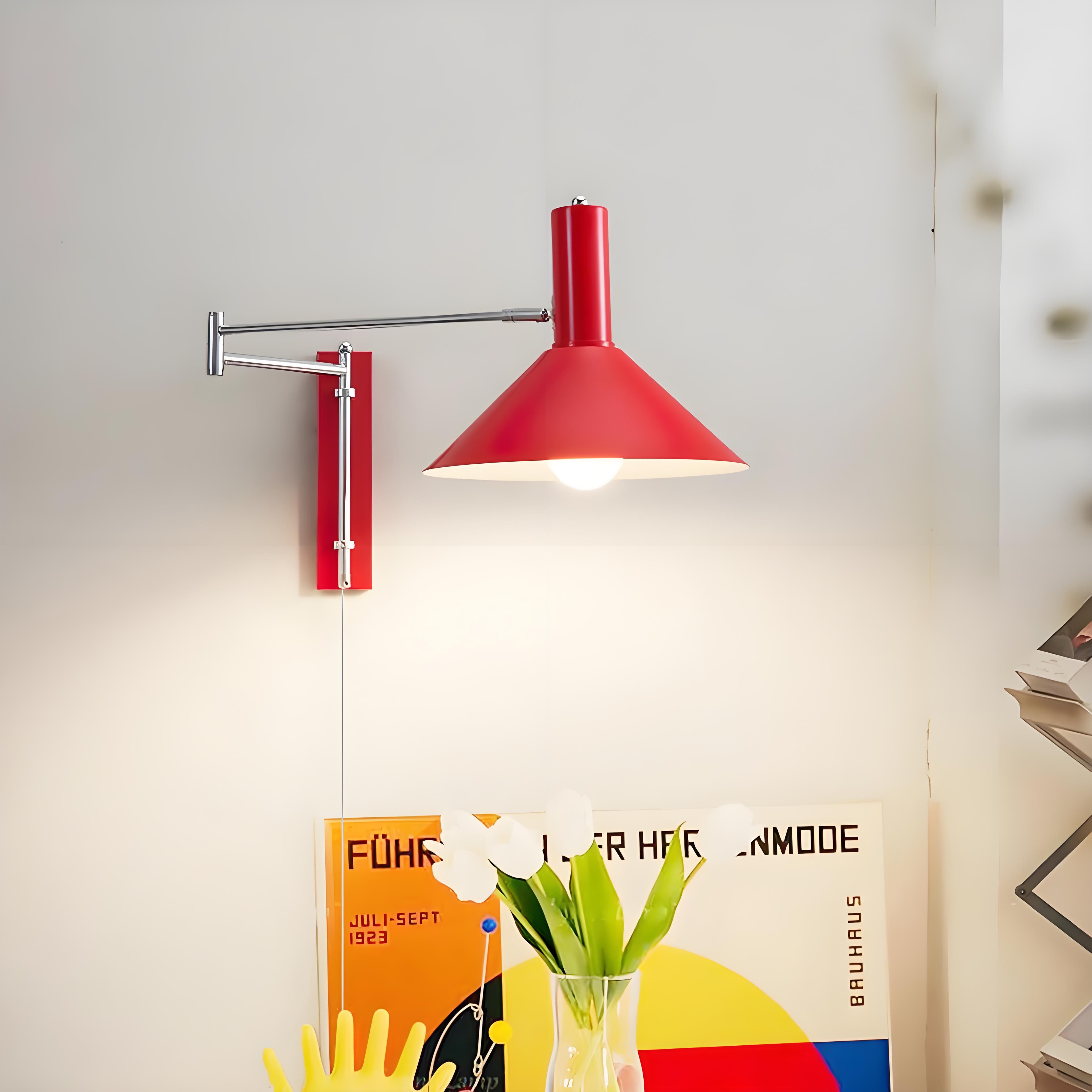 Moderne bolvormige wandlamp met chromen voet voor de slaapkamer