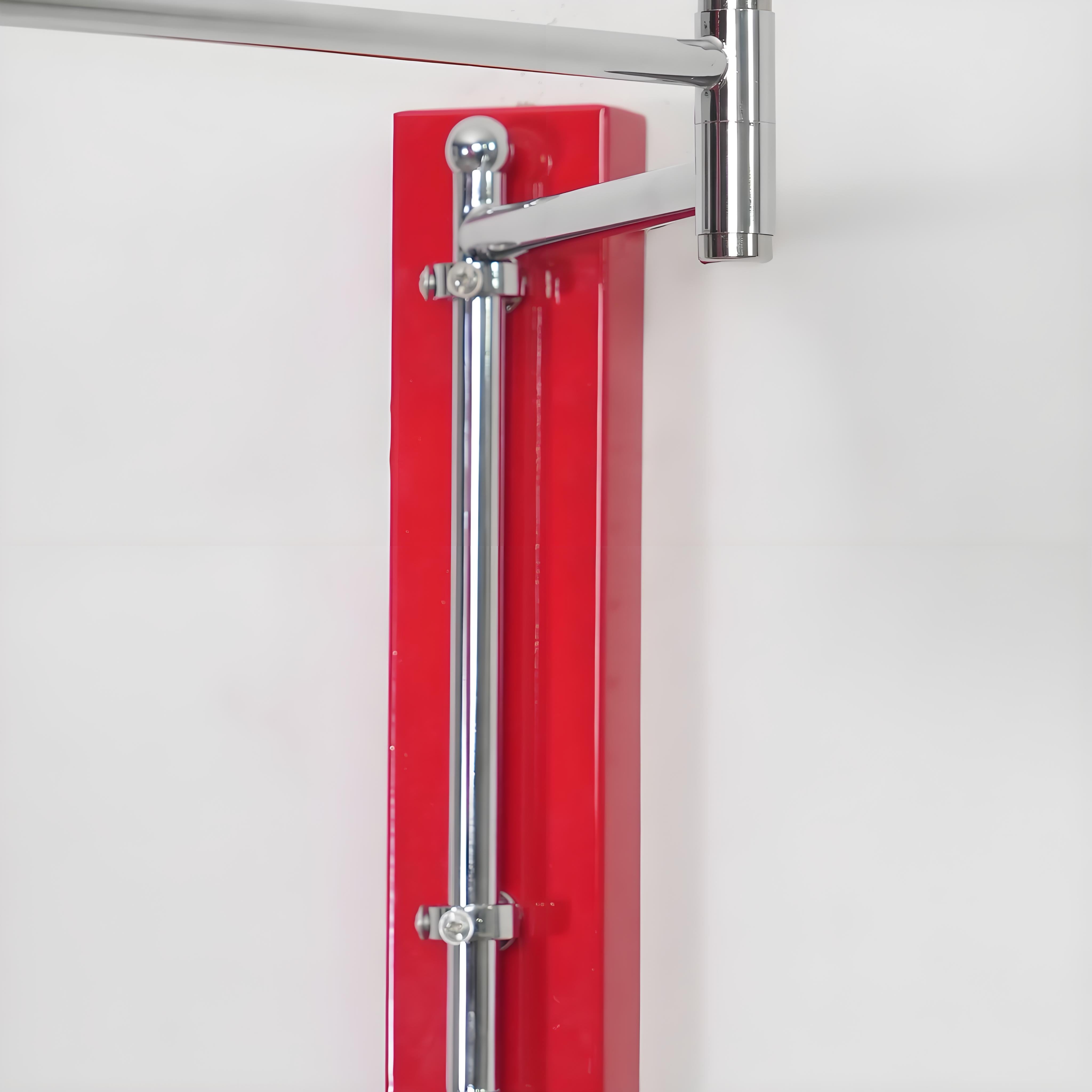 Moderne bolvormige wandlamp met chromen voet voor de slaapkamer