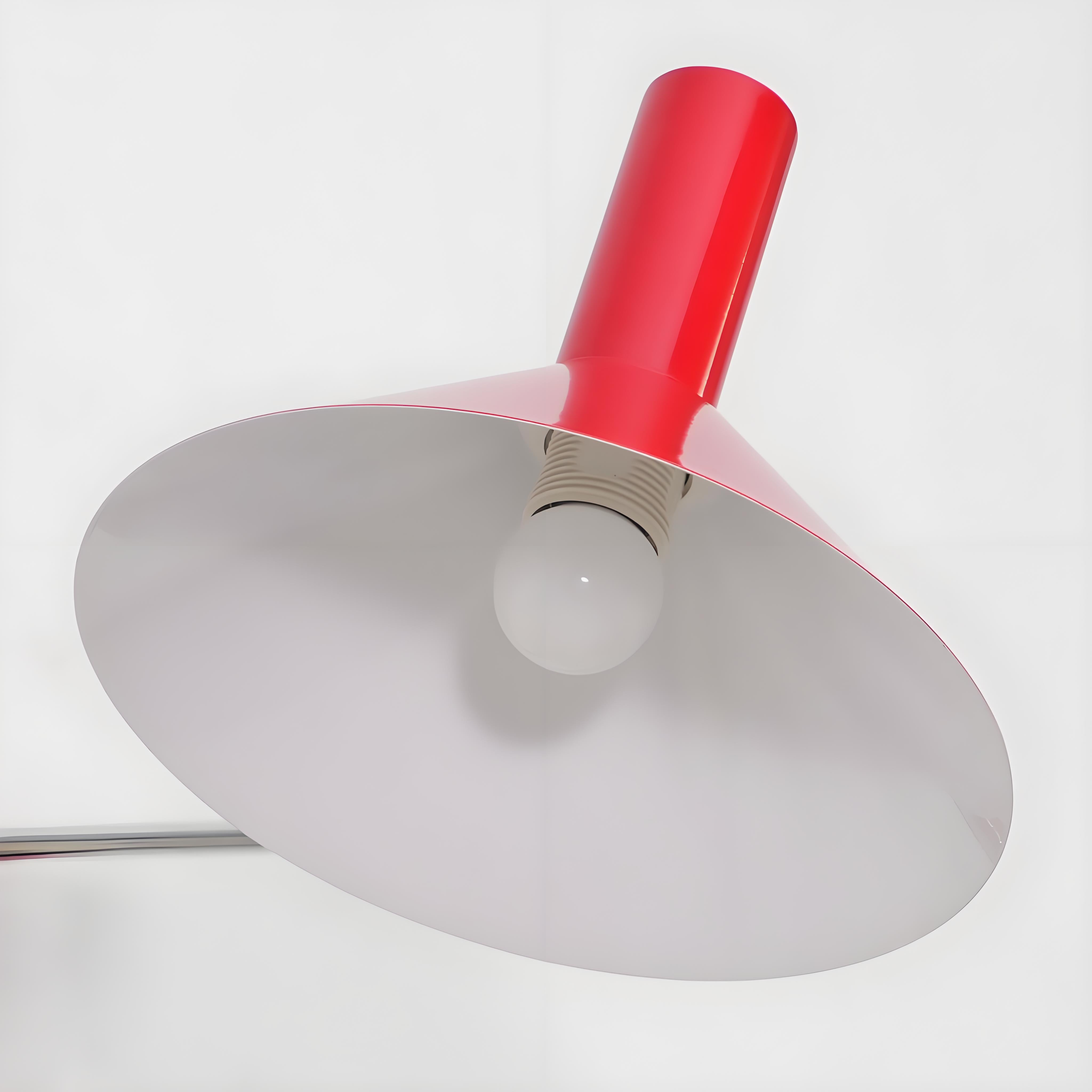 Moderne bolvormige wandlamp met chromen voet voor de slaapkamer