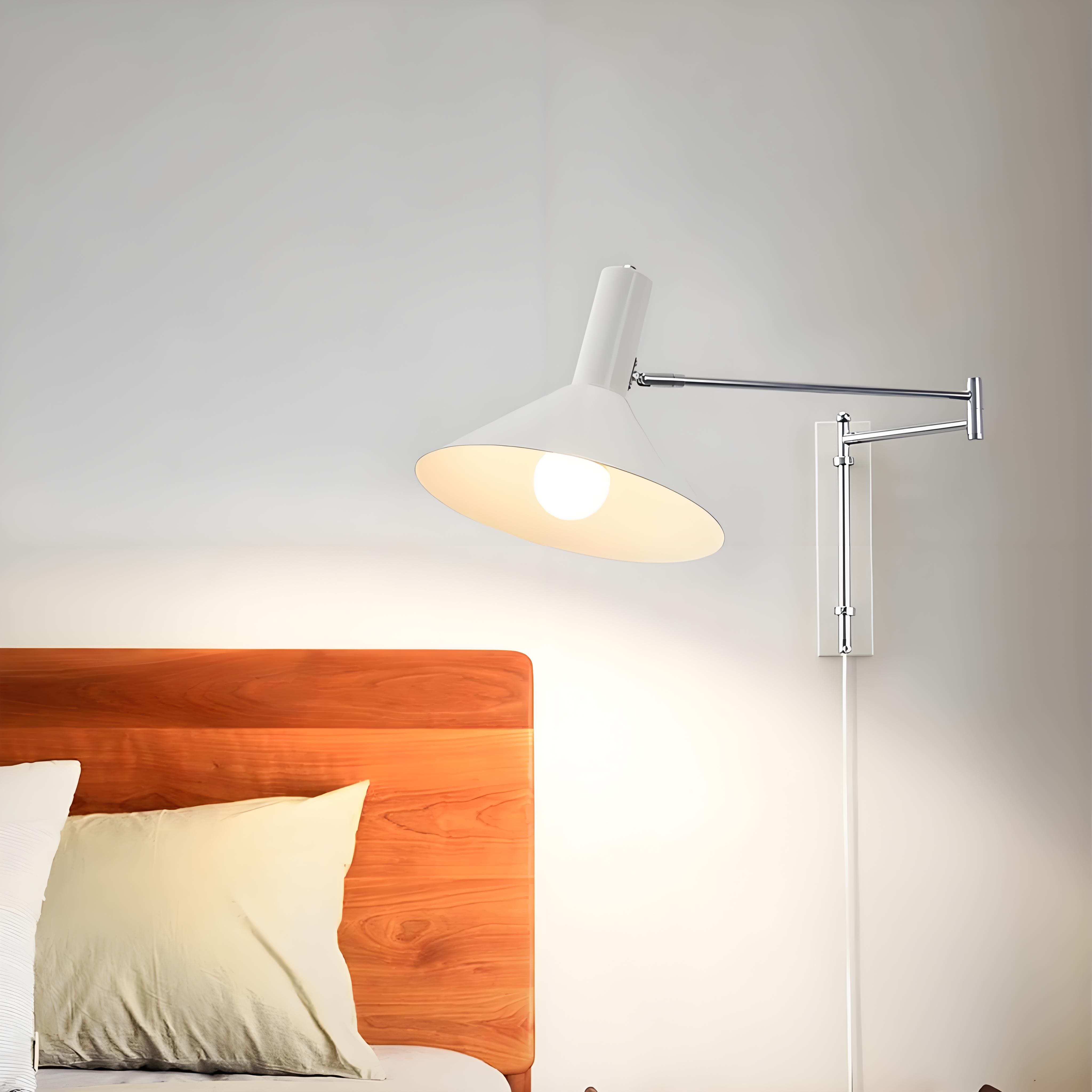 Moderne bolvormige wandlamp met chromen voet voor de slaapkamer